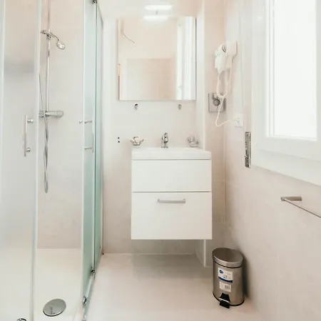 Al 13 - Lakeside Leisure & Business *