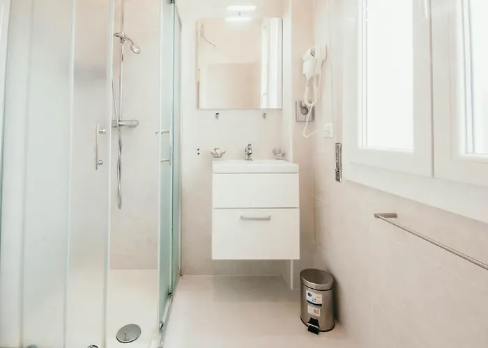 Al 13 - Lakeside Leisure & Business *